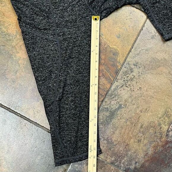 Maacie Maternity Gray Athletic Cropped Pants Medium - Picture 5 of 9